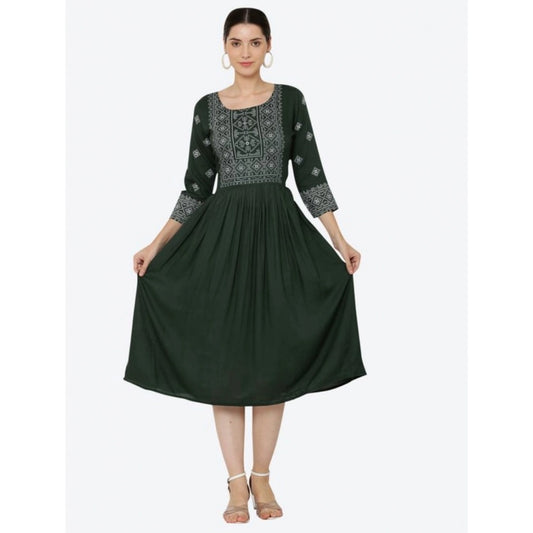 Graceful Women's Casual Rayon 3-4th Sleeves Kurti (Green)