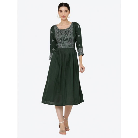 Graceful Women's Casual Rayon 3-4th Sleeves Kurti (Green)