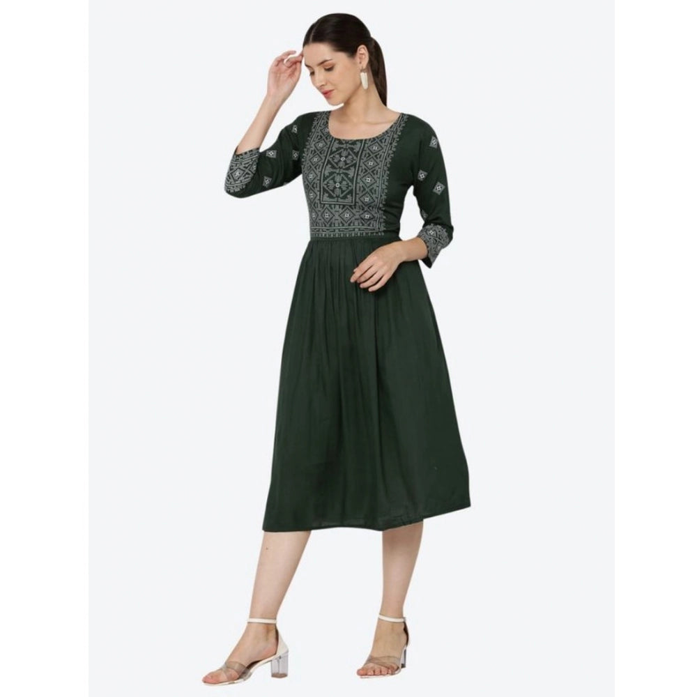 Graceful Women's Casual Rayon 3-4th Sleeves Kurti (Green)