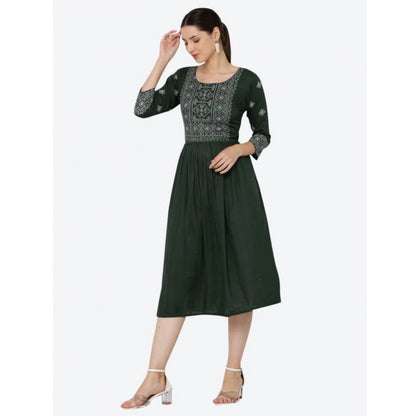 Graceful Women's Casual Rayon 3-4th Sleeves Kurti (Green)