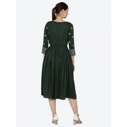 Graceful Women's Casual Rayon 3-4th Sleeves Kurti (Green)